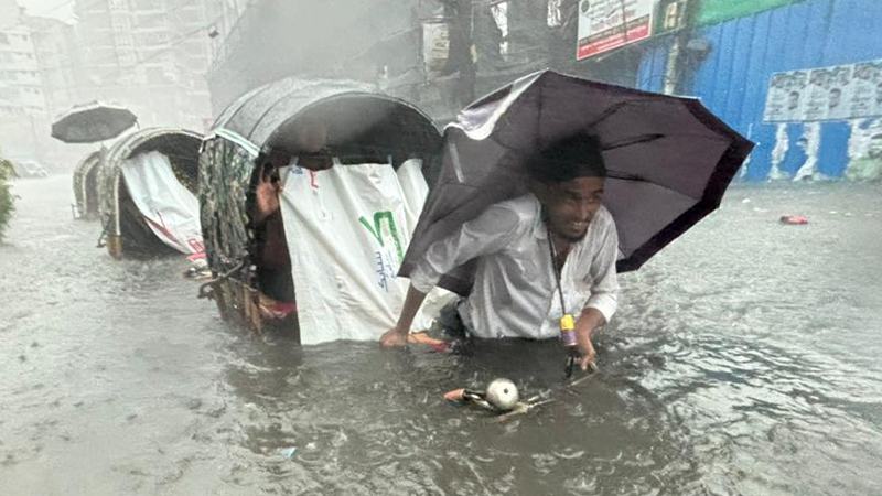 ১০ মিলিমিটার বৃষ্টিতেই জলাবদ্ধ চট্টগ্রাম, ভোগান্তিতে নগরবাসী