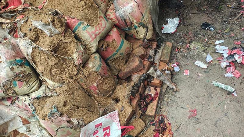 বালির বস্তায় পরিত্যক্ত বোমা বিস্ফোরণে দগ্ধ ৩