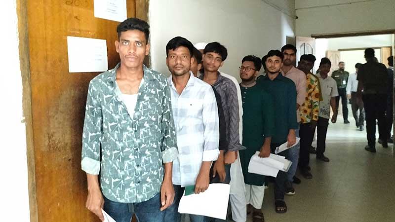 লোডশেডিংয়ে গোপালগঞ্জ আঞ্চলিক পাসপোর্ট অফিসে সেবা ব্যাহত