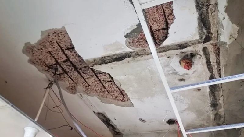 হাসপাতালে ছাদের পলেস্তারা খসে তিন রোগী আহত