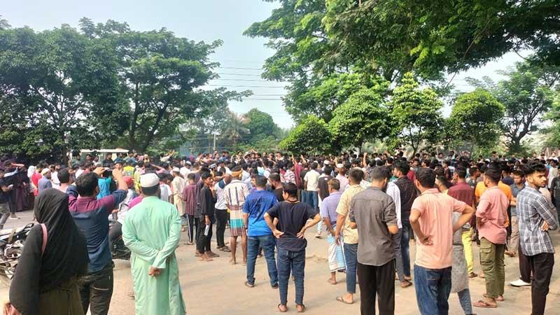 মুন্সিগঞ্জে ব্যাংকে টাকা না পেয়ে গ্রাহকদের সড়ক অবরোধ