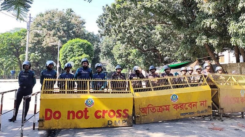 থমথমে ধানমন্ডি ৩২, সেনা-পুলিশ-বিজিবির কড়া অবস্থান