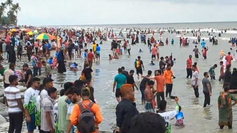 পর্যটকে পরিপূর্ণ পটুয়াখালীর কুয়াকাটা সমুদ্রসৈকত