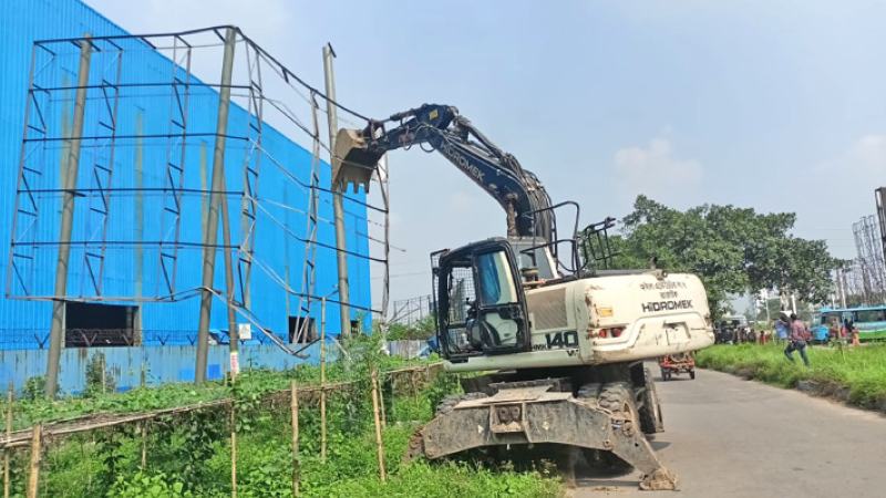 ৩০০ ফিট এলাকায় অনুমোদনহীন বিলবোর্ড উচ্ছেদ অভিযান