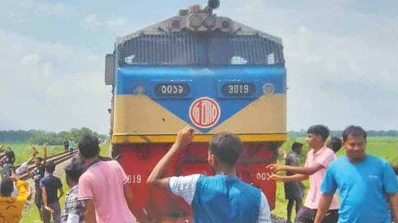 আখাউড়ায় অবৈধ লেভেল ক্রসিং বন্ধে এলাকাবাসীর বাধা