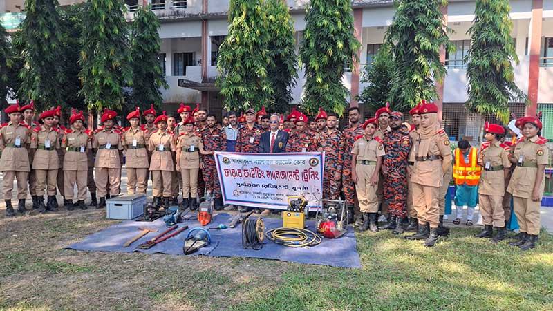 বাগেরহাটে শিক্ষার্থীদের ফায়ার ফাইটিং প্রশিক্ষণ