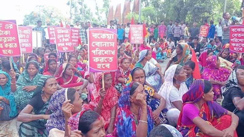 সিলেটে চা শ্রমিকদের বিক্ষোভ সড়ক অবরোধ