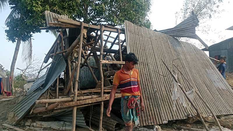 ভোলায় ঝড়ে লণ্ডভণ্ড চরাঞ্চল ঈদের আগে ঘরহারা অর্ধশত পরিবার