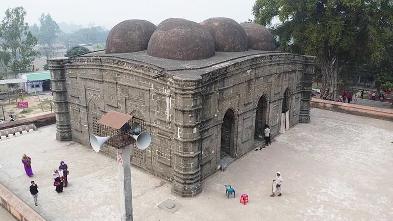 পাথরে মোড়ানো সাড়ে চার শতকের ইতিহাস