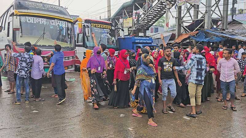 বকেয়া বেতন দাবিতে গাজীপুরে শ্রমিক বিক্ষোভ