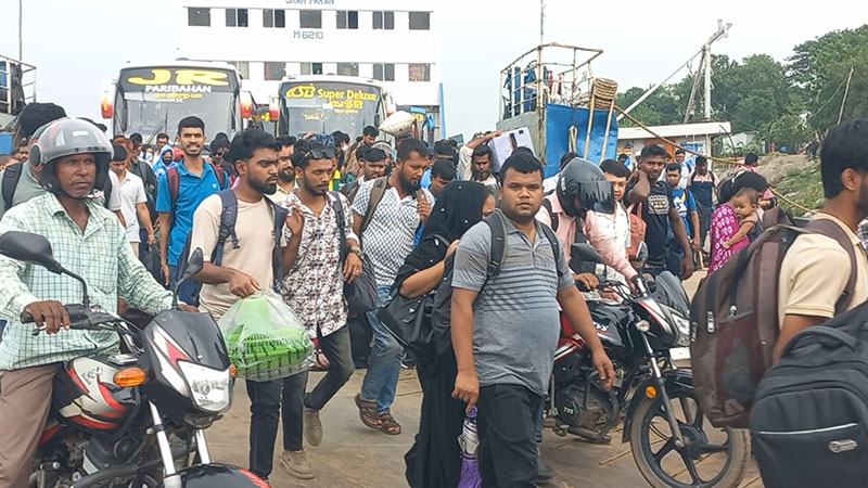 ফেরিঘাটে যাত্রীর চাপ