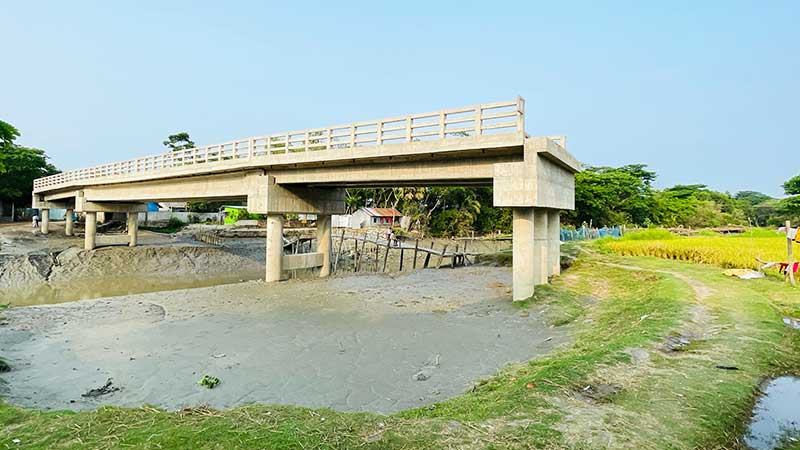 ভূমি অধিগ্রহণ জটিলতায় হয়নি সংযোগ সড়ক, কাজে আসছে না ফেনীর চার সেতু