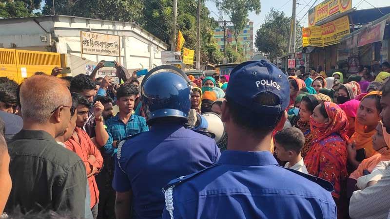 গাজীপুরে বেতন দাবিতে বিক্ষোভ চাকরি ফিরে পেল ১৯০ শ্রমিক