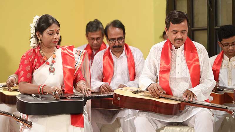 হাওয়াইয়ান গিটারের সঙ্গে একটি সন্ধ্যা