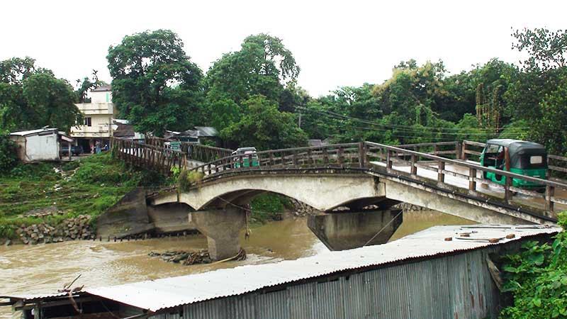 মৌলভীবাজারে অপরিকল্পিত বালি উত্তোলনে ভাঙনের ঝুঁকিতে পাঁচ সেতু