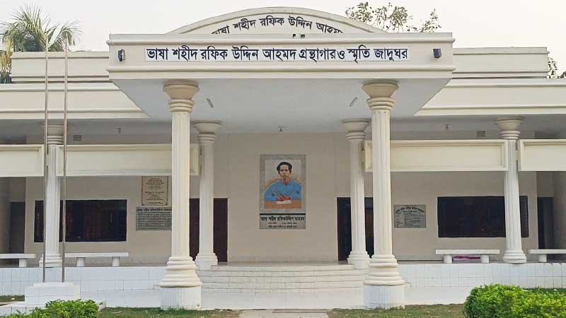 একুশে সরগরম থাকলেও বছরজুড়ে পাঠকের অভাব