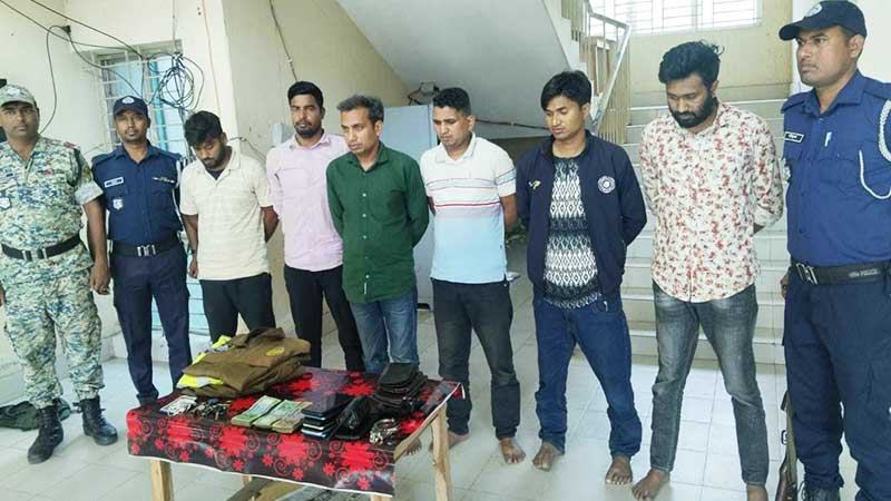 অপহরণ করে মুক্তিপণ আদায়, ৫ পুলিশ গ্রেফতার