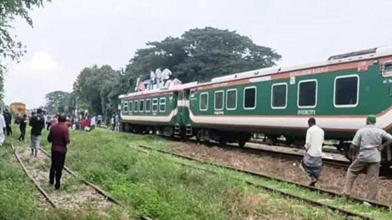 যাত্রীসহ চলন্ত অবস্থায় বিচ্ছিন্ন হলো কালনী এক্সপ্রেস ট্রেনের তিন বগি