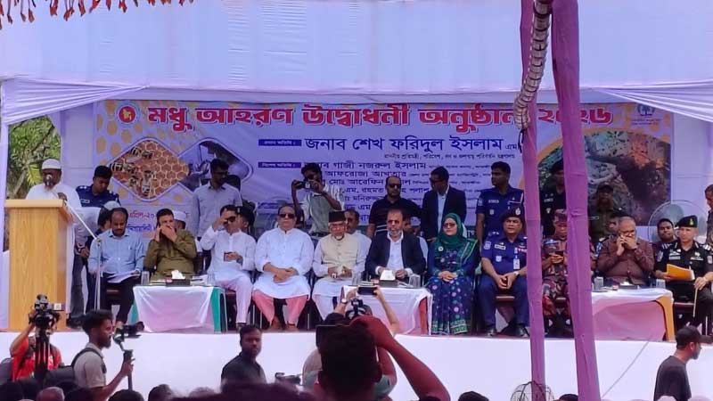সুন্দরবনের সাতক্ষীরা রে‌ঞ্জে মধু সংগ্রহ উদ্বোধন