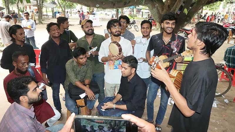 প্রার্থীদের অভিনব প্রচারণায় উৎসবমুখর রাবি ক্যাম্পাস