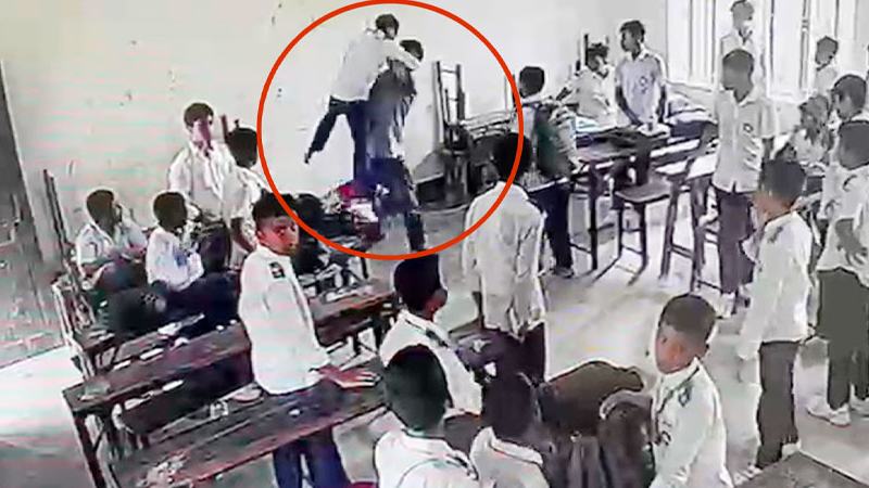 মুন্সিগঞ্জে শ্রেণীকক্ষে ঢুকে শিক্ষার্থীকে শূন্যে তুলে আছাড়