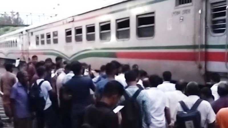 নাটোরে বাংলাবান্ধা এক্সপ্রেস ট্রেনে আগুন