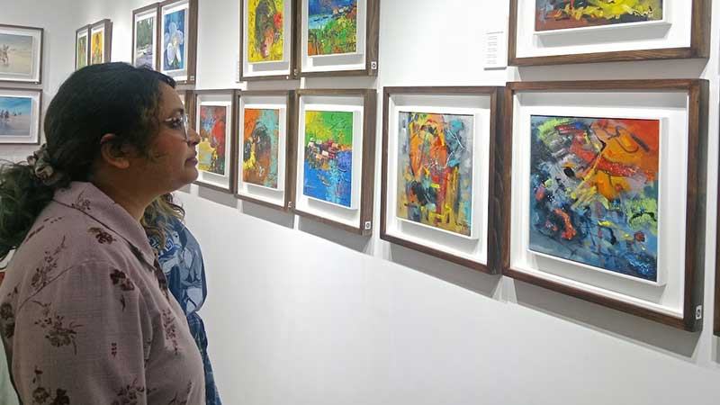 ছোট ক্যানভাসে জীবনের দীর্ঘ গল্প