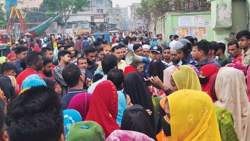 গাজীপুরে কারখানা বন্ধের প্রতিবাদে মহাসড়ক অবরোধ কয়েকটিতে ছুটি ঘোষণা