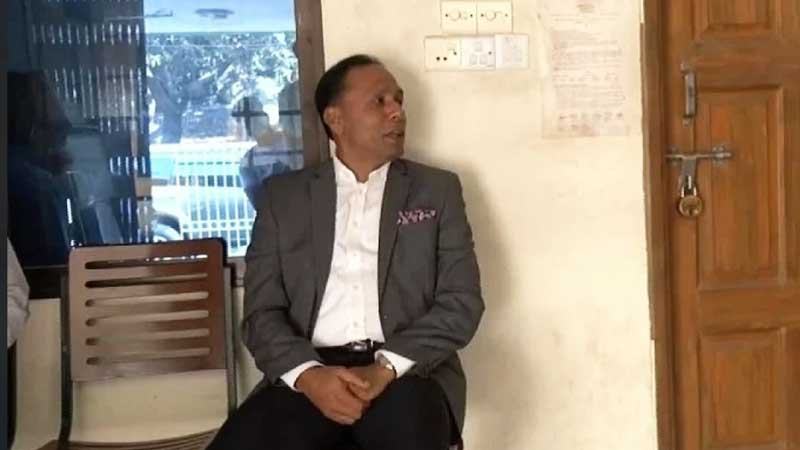 বারান্দায় বসে ছিলেন প্রতিমন্ত্রী ভূমি অফিস ছিল বন্ধ