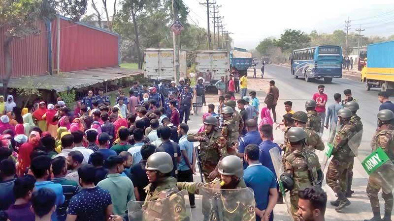 গাজীপুরে দুই কারখানায় শ্রমিক বিক্ষোভ, মহাসড়ক অবরোধ