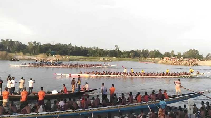 সিরাজগঞ্জে ফুলজোড় নদীতে নৌকাবাইচ