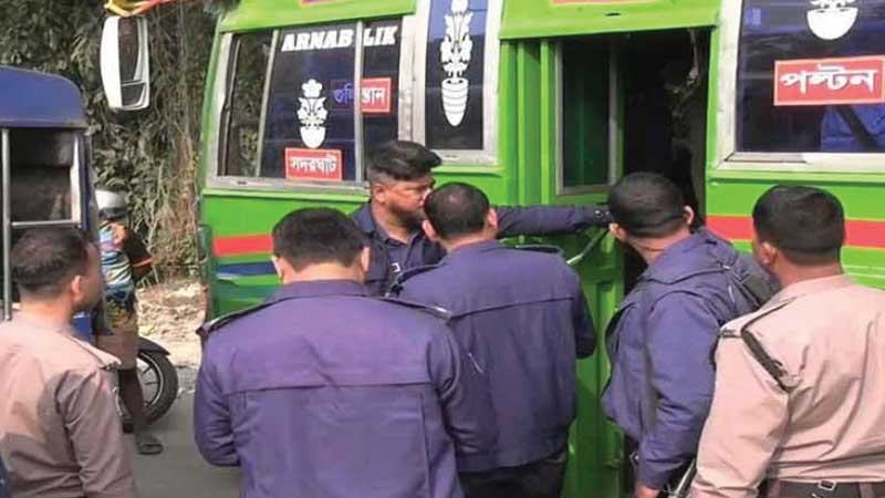 চলন্ত বাসে সংঘবদ্ধ ধর্ষণের শিকার কলেজছাত্রী, আটক ৩