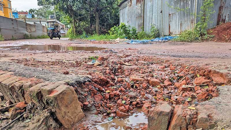 মুন্সিগঞ্জে নির্মাণের এক বছরেই বেহাল সড়ক
