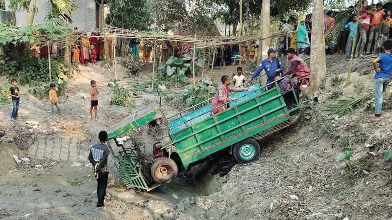 গাইবান্ধায় নির্বাচনের সরঞ্জামসহ উল্টে পড়ল গাড়ি
