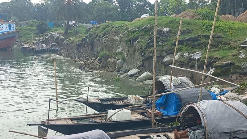 দৌলতদিয়া ফেরিঘাট এলাকায় পদ্মার ভাঙন