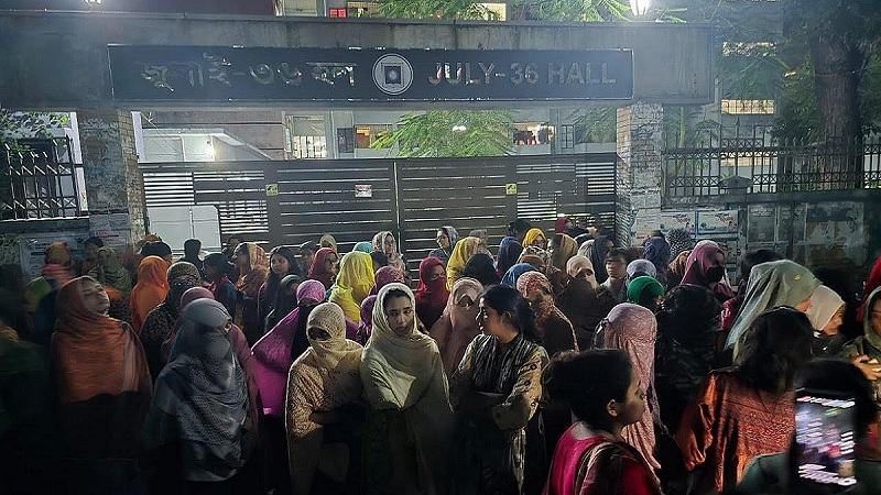 অশালীন মন্তব্যকারী ছাত্রদল নেতার স্থায়ী বহিষ্কারের দাবিতে রাবিতে বিক্ষোভ