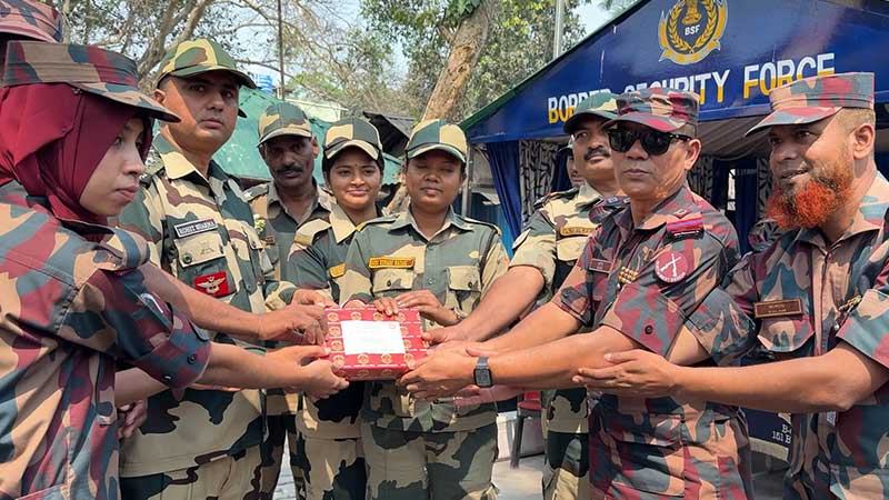 স্বাধীনতা দিবসে বিএসএফকে মিষ্টি উপহার বিজিবির