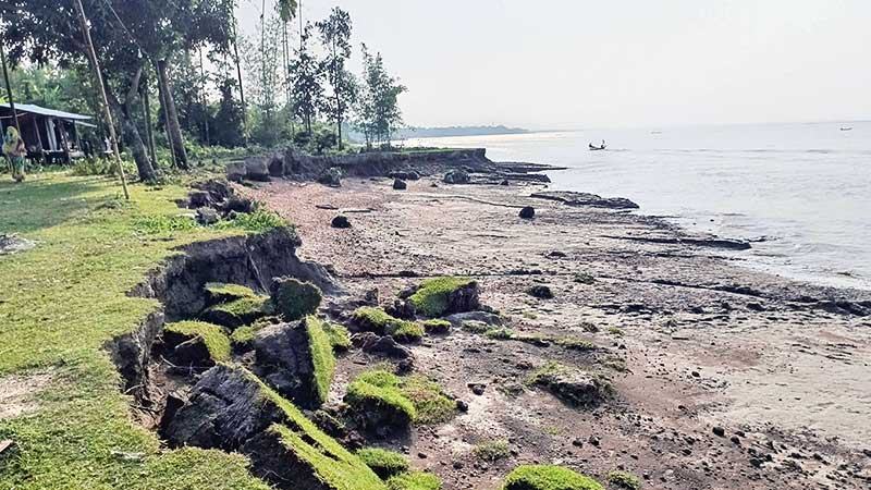 বরিশালে ৭ কিলোমিটারজুড়ে মেঘনার ভাঙন, আতঙ্কে সাত গ্রামবাসী