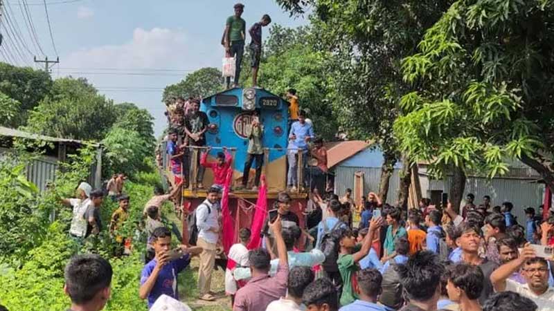 ভৈরবকে জেলা ঘোষণার দাবিতে ট্রেন থামিয়ে বিক্ষোভ