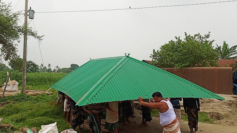 ভিটেমাটি হারিয়ে আশ্রয়ের খোঁজে হাজারো মানুষ