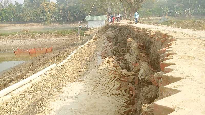 যশোরে নির্মাণের এক মাসেই সড়কে ধস