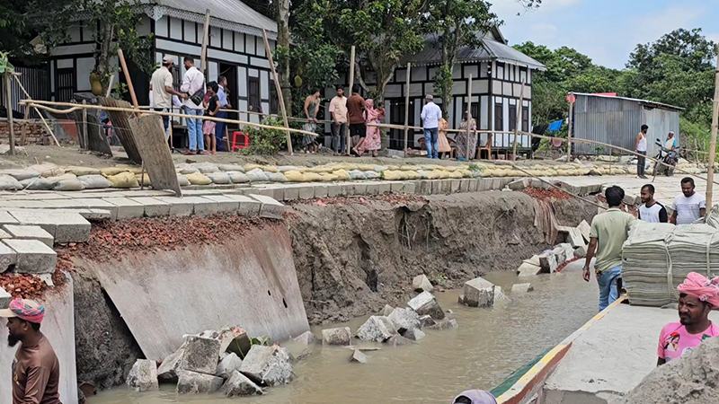 নির্মাণের দেড় মাসেই ভাঙল প্রায় ৫২৮ কোটি টাকার ‘স্থায়ী তীর রক্ষা বাঁধ’