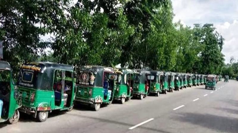 নরসিংদীতে সিএনজি পাম্পে গ্যাস সংকট, দীর্ঘ লাইন