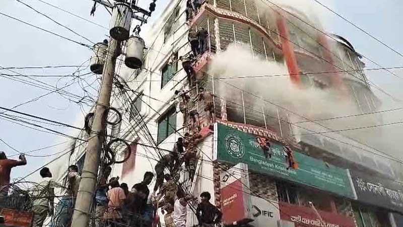 চিতলমারীতে ভবনে আগুন, নারীর মৃত্যু