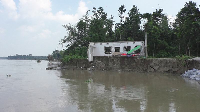 নড়াইলে মধুমতির তিন কিলোমিটার জুড়ে ভাঙন, শতাধিক বাড়ি নিশ্চিহ্ন