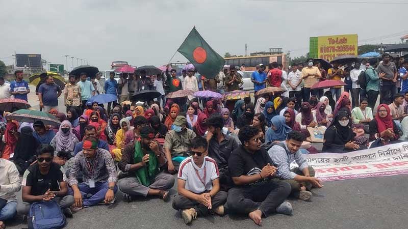 রবীন্দ্র বিশ্ববিদ্যালয়ে স্থায়ী ক্যাম্পাসের দাবিতে শিক্ষার্থীদের মহাসড়ক অবরোধ