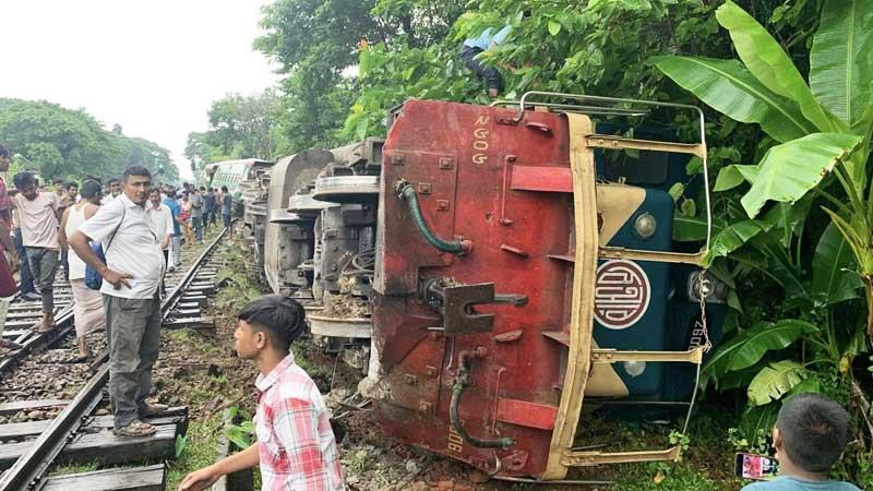 সিলেটগামী ট্রেন লাইনচ্যুত, ৩ ঘণ্টা যোগাযোগ বন্ধ