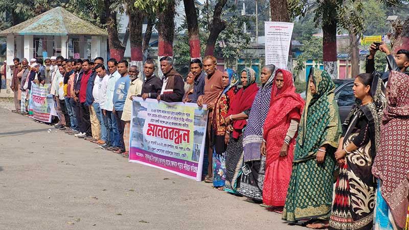ফেনীতে নদীভাঙন রোধে ব্যবস্থা নেয়ার দাবিতে মানববন্ধন