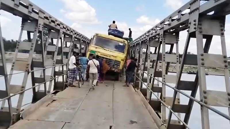 ভেঙে গেছে কুড়িগ্রামের সোনাহাট রেল সেতুর পাটাতন