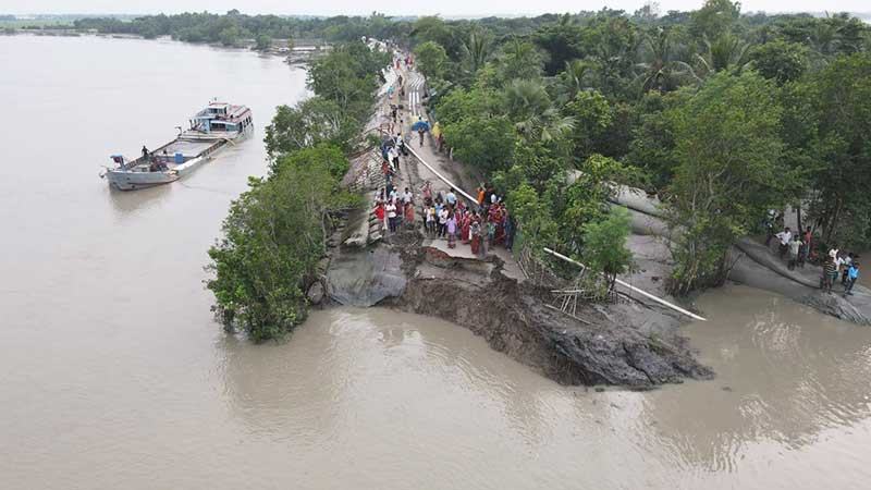 খুলনায় জোয়ারে বাঁধ ভেঙে প্লাবিত বিস্তীর্ণ অঞ্চল
